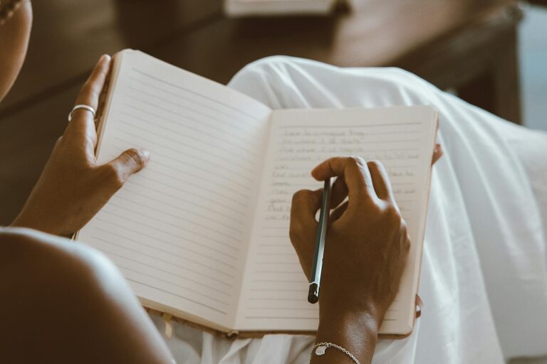 Beginner Guide to Journaling Every Day for a Better Mindset
